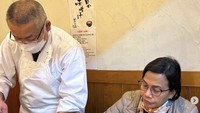 Wanita 60 tahun ini menyempatkan diri cicip Original Kaisen Hitsumabushi di pasar ikan Tsukiji, Tokyo. Diketahui kawasan ini merupakan salah satu destinasi favorit para foodies.