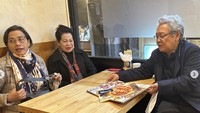 Sri Mulyani makan ditemani dubes Heri Akhmadi dan sang istri. Mereka makan di warung yang padat pembeli ini.