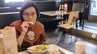 Dalam agenda di Washington DC, AS pada Oktober 2022, Sri Mulyani menunjukkan momen seru makan siang di Chipotle.