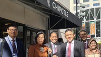 Saya mengajak tim Kemenkeu untuk makan di Chipotle, makanan casual ala Mexico dengan Taco dan Burrito, populer di kalangan masyarakat kebanyakan Amerika Serikat yang rasanya sesuai dengan lidah melayu kita, tulisnya di keterangan foto.