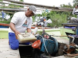 Komunitas Nelayan Pesisir Jabar Sumbang Oli Gratis buat Nelayan Subang