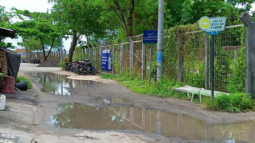 Kondisi jalan di Pantai Kelan yang tergenang air, Senin (13/2/2023). (Triwidiyanti/detikBali)