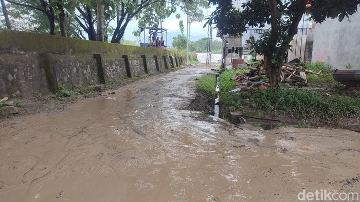 Kondisi Perum Dinar Indah Semarang usai tergenang rembesan tanggul sementara, Selasa (14/2/2023).