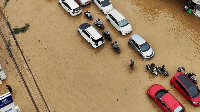 Kondisi ruas jalan di Pangkep, Sulsel yang terendam banjir.