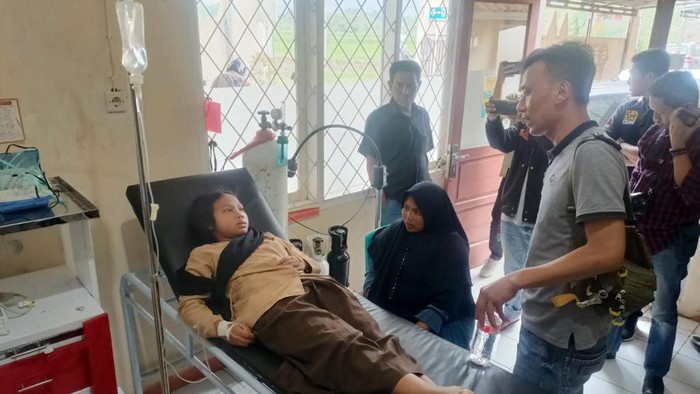 Korban keracunan massal di Garut.