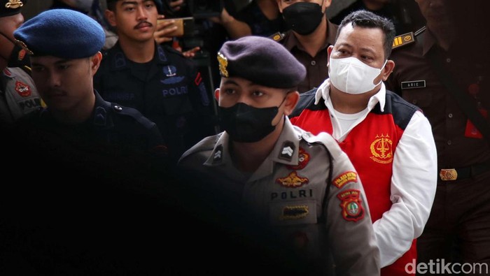 Terdakwa kasus pembunuhan berencana Brigadir J,  Kuat Ma'ruf dan Ricky Rizal tiba di Pengadilan Jakarta Selatan, Selasa (14/2/2023). Mereka akan menjalani sidang pembacaan vonis terkait kasus pembunuhan berencana Brigadir Yosua.