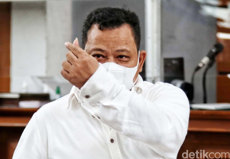Kuat Ma'ruf, menjalani sidang vonis di PN Jaksel, Selasa (14/2/2023). Sopir keluarga mantan Ferdy Sambo itu sempat menunjukkan pose finger heart sebelum sidang.
