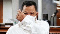 Sebelum sidang, Kuat Maruf bahkan mengacungkan jari tanda cinta ala korea. Pada akhirnya dia divonis lebih tinggi dari tuntutan jaksa. (Foto: Pradita Utama)