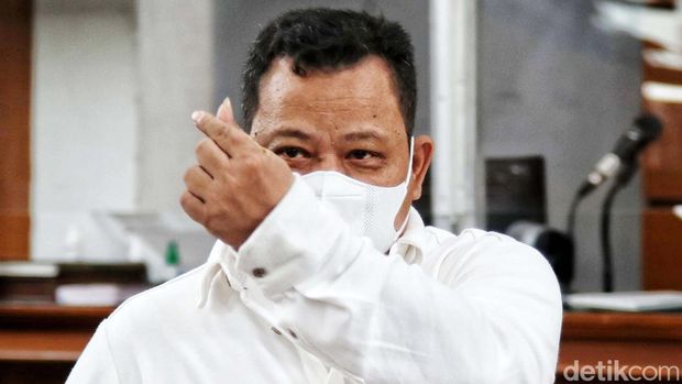 Kuat Ma'ruf, menjalani sidang vonis di PN Jaksel, Selasa (14/2/2023). Sopir keluarga mantan Ferdy Sambo itu sempat menunjukkan pose finger heart sebelum sidang.