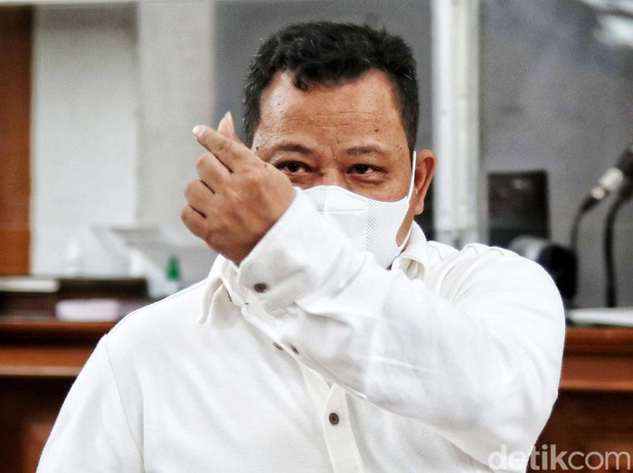 Kuat Maruf, menjalani sidang vonis di PN Jaksel, Selasa (14/2/2023). Sopir keluarga mantan Ferdy Sambo itu sempat menunjukkan pose finger heart sebelum sidang.