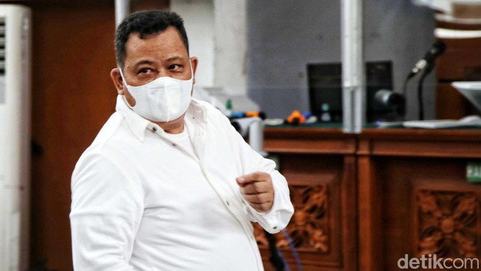 Kuat Maruf, menjalani sidang vonis di PN Jaksel, Selasa (14/2/2023). Sopir keluarga mantan Ferdy Sambo itu sempat menunjukkan pose finger heart sebelum sidang.