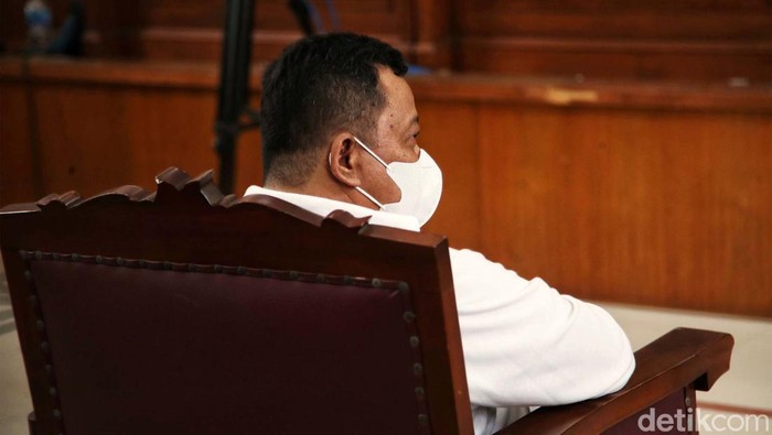 Kuat Maruf, menjalani sidang vonis di PN Jaksel, Selasa (14/2/2023). Sopir keluarga mantan Ferdy Sambo itu sempat menunjukkan pose finger heart sebelum sidang.