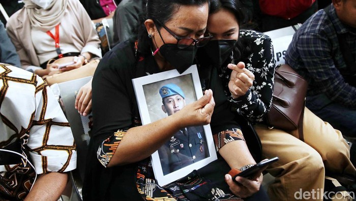 Kuat Ma'ruf, menjalani sidang vonis di PN Jaksel, Selasa (14/2/2023). Sopir keluarga mantan Ferdy Sambo itu sempat menunjukkan pose finger heart sebelum sidang.
