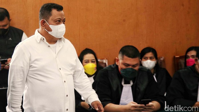 Kuat Ma'ruf Jalani Sidang Vonis Kuat Ma'ruf, menjalani sidang vonis di PN Jaksel, Selasa (14/2/2023). Sopir keluarga mantan Ferdy Sambo itu sempat menunjukkan pose finger heart sebelum sidang.