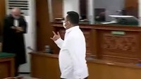 Tingkah Kuat Maruf dalam sidang vonis di PN Jakarta Selatan menjadi sorotan. Usai mendengar putusan yang menjatuhkan hukuman 15 taun penjara kepadanya, Kuat Maruf mengacungkan salam metal kepada jaksa. (Foto: dok TV Pool)