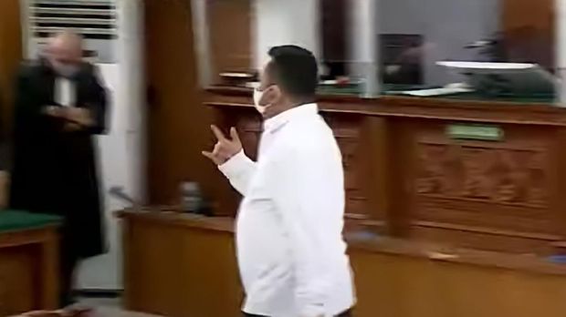 Kuat Ma'ruf Salam Metal ke Arah Jaksa
