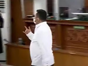 Usai Divonis 15 Tahun Bui, Kuat Maruf Salam Metal ke Jaksa