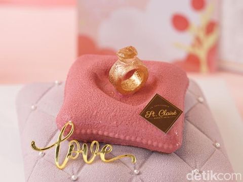 Kue berbentuk menara Eiffel