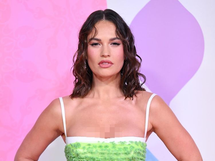 Gaya Menawan Lily James di Premiere Film Terbaru, Gaunnya Hampir Melorot