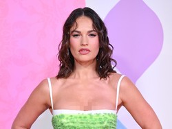 Gaya Menawan Lily James di Premiere Film Terbaru, Gaunnya Hampir Melorot