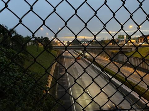 Lokasi dan penampakan sungai 'misterius' yang viral di perempatan Cisalak, Depok, Jabar. Sungai 'misterius' itu berada di atas ruas Tol Cijago.
