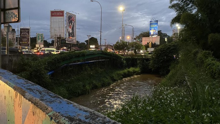 Lokasi dan penampakan sungai misterius yang viral di perempatan Cisalak, Depok, Jabar. Sungai misterius itu berada di atas ruas Tol Cijago.