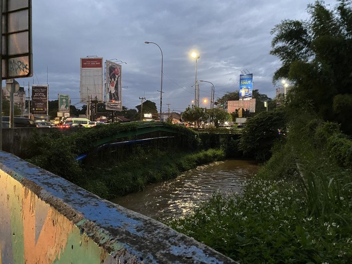 Lokasi dan penampakan sungai misterius yang viral di perempatan Cisalak, Depok, Jabar. Sungai misterius itu berada di atas ruas Tol Cijago.