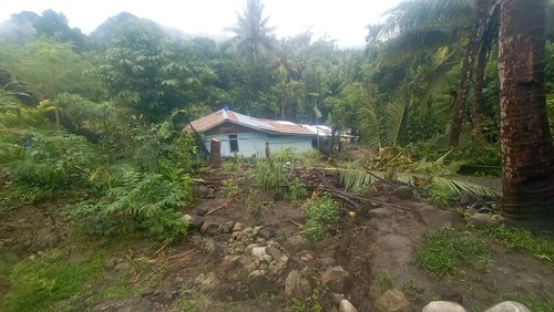Longsor akibat hujan deras empat hari terakhir mengancam dua rumah warga di Amfoang Barat Laut, Kupang, NTT.