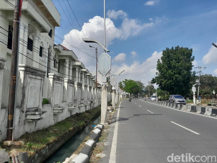 LPJU menghadap ke drainase di Jalan Juanda Medan (Nizar Aldi/detikSumut)