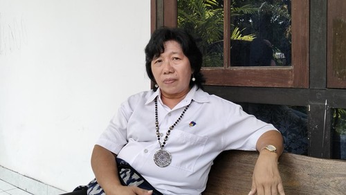 Mantan Wakil Ketua Bidang Pemberdayaan Perempuan Partai Perindo NTB Osta Zesca Rompas (55) beri klarifikasi usai keluar dan bakar baju partai Perindo, Senin (13/2/2023). Foto: Ahmad Viqi/detikBali.