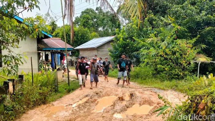 Masyarakat Kampung Semabi, Sekadau, Kalbar menandu warga yang sakit pakai sarung dan kayu