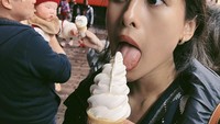 Posenya saat menikmati es krim cone ini sukses menarik perhatian netizen. Maudy Ayunda dinilai cantik meski dalam segala pose. Foto: Instagram @maudyayunda