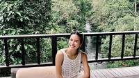 Maudy Ayunda pun menyukai kuliner tradisional. Seperti pada momen ini, ia menikmati nasi kuning dengan berbagai kondimen. Foto: Instagram @maudyayunda