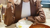 Terakhir ada pose menggemaskan Maudy Ayunda saat menikmati makanan di restoran. Ia makan dengan menggunakan sumpit.   Foto: Instagram @maudyayunda