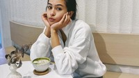 Selain kopi, Maudy Ayunda juga menyukai matcha latte. Momen menikmati matcha latte ini dilakukan usai olahraga pilates. Foto: Instagram @maudyayunda