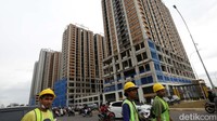 Tampak para pekerja lalu lalang di proyek Meikarta.