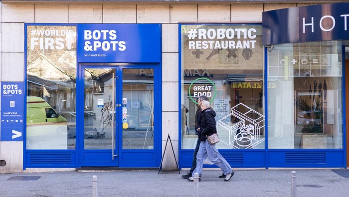 Mencicipi Masakan Bikinan Robot di Restoran Kroasia Robot chef prepares the meal at the restaurant Bots & Pots in Zagreb, Croatia, February 9, 2023. REUTERS/Antonio Bronic