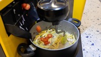 Koki robot bernama GammaChef ini diajari secara digital cara memasak makanan oleh kepala koki restoran, lalu mengingatnya dan mengulanginya tanpa henti.  