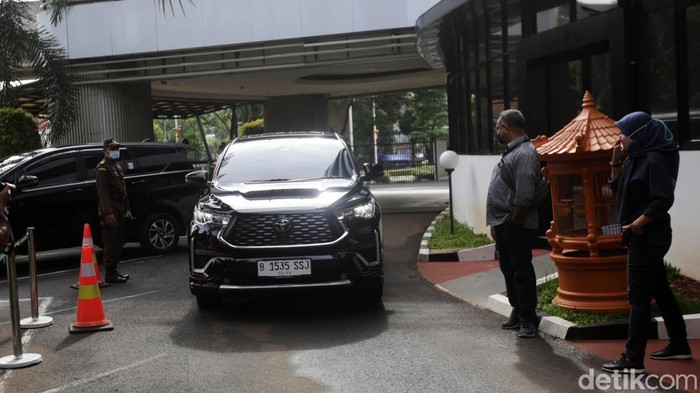 Menkominfo Johnny G Plate memenuhi panggilan Kejagung hari ini. Johnny akan diperiksa sebagai saksi kasus dugaan korupsi penyediaan infrastruktur BTS 4G dan infrastruktur pendukung paket 1, 2, 3, 4, dan 5 Bakti Kominfo 2020-2022.