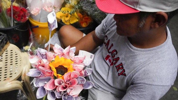 Meriahkan Valentine, Pedagang Bunga Ini Jual Buket Unik dari Bumbu Dapur People buy from a flower market along a busy road in Manila, Philippines on Monday, Feb. 13, 2023. Prices of flowers have increased due to the high demand a day before Valentines Day. (AP Photo/Aaron Favila)