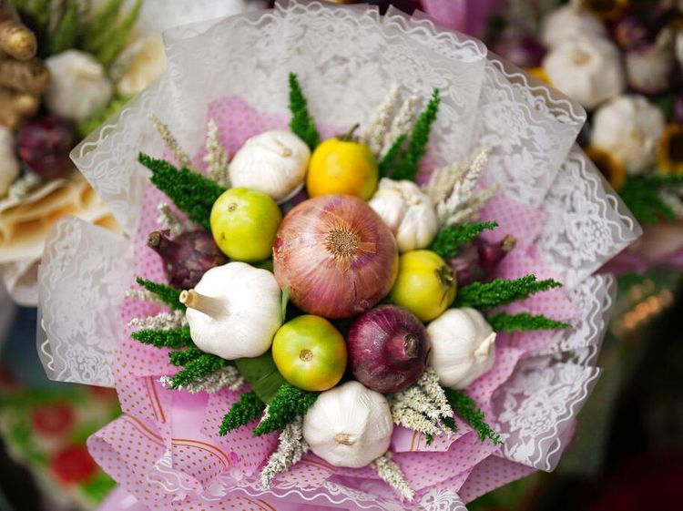 Meriahkan Valentine, Pedagang Bunga Ini Jual Buket Unik dari Bumbu Dapur