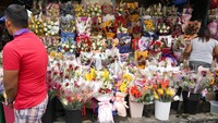 Karangan bunga dipajang di pasar bunga di Manila, Filipina, Senin (13/2/2023).  