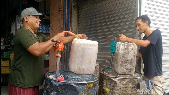 Minyak goreng curah di Pasar Comal, Kabupaten Pemalang, Selasa (14/2/2023).