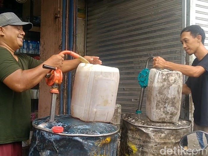 Minyak goreng curah di Pasar Comal, Kabupaten Pemalang, Selasa (14/2/2023).