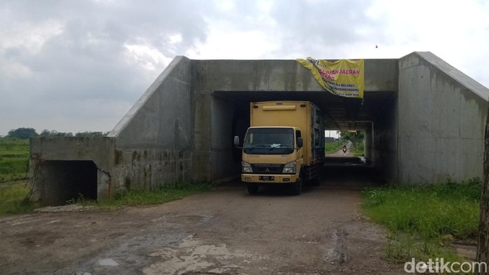 Mobil boks melintas di terowongan Tol Desa Kahuman, Kecamatan Polanharjo, Klaten yang diprotes warga, Selasa (14/2/2023).