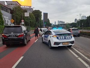 Mobil Tabrak Pembatas Busway di Jalan Gatsu Arah Semanggi, Ada Korban Luka