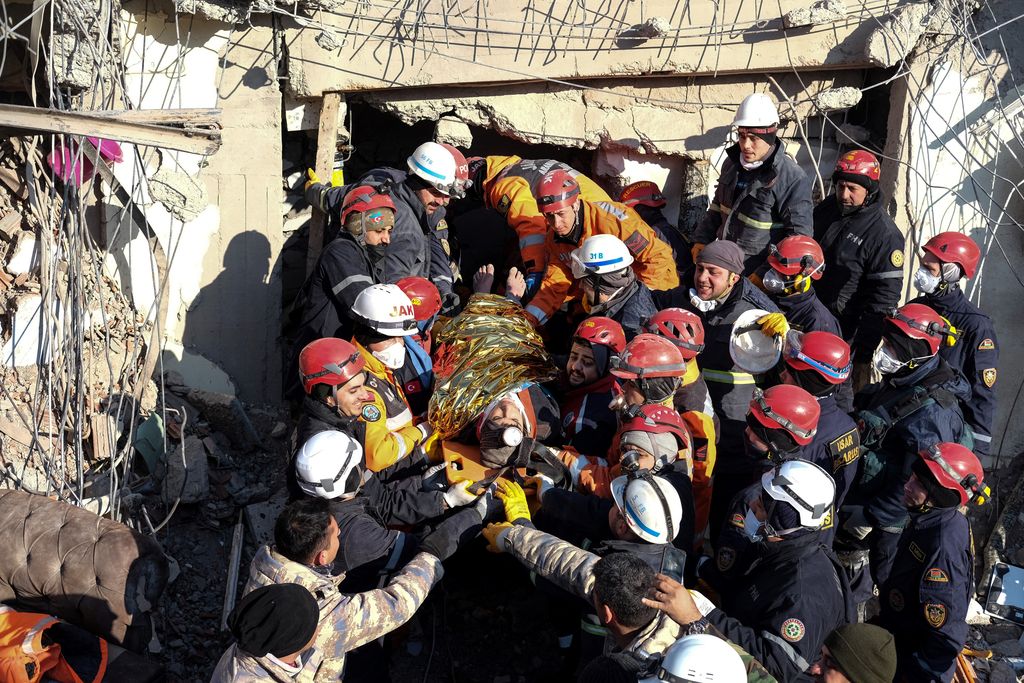 Muhammed Cafer Cetin, a 18-year-old earthquake survivor, is rescued from the rubble of a building some 198 hours after last week's devastating earthquake, in Adiyaman, Turkey February 14, 2023. Ihlas News Agency (IHA) via REUTERS ATTENTION EDITORS - THIS PICTURE WAS PROVIDED BY A THIRD PARTY. NO RESALES. NO ARCHIVES. TURKEY OUT. NO COMMERCIAL OR EDITORIAL SALES IN TURKEY.