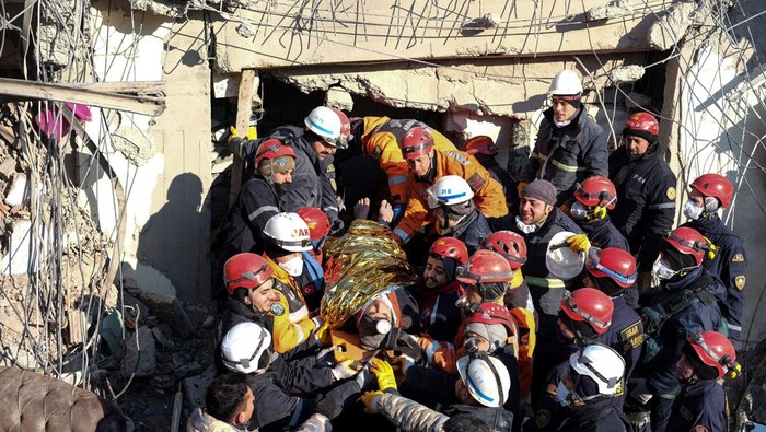 Momen Penyelamatan Korban Gempa Usai 198 Jam Tertimbun Puing Muhammed Cafer Cetin, a 18-year-old earthquake survivor, is rescued from the rubble of a building some 198 hours after last week's devastating earthquake, in Adiyaman, Turkey February 14, 2023. Ihlas News Agency (IHA) via REUTERS ATTENTION EDITORS - THIS PICTURE WAS PROVIDED BY A THIRD PARTY. NO RESALES. NO ARCHIVES. TURKEY OUT. NO COMMERCIAL OR EDITORIAL SALES IN TURKEY.