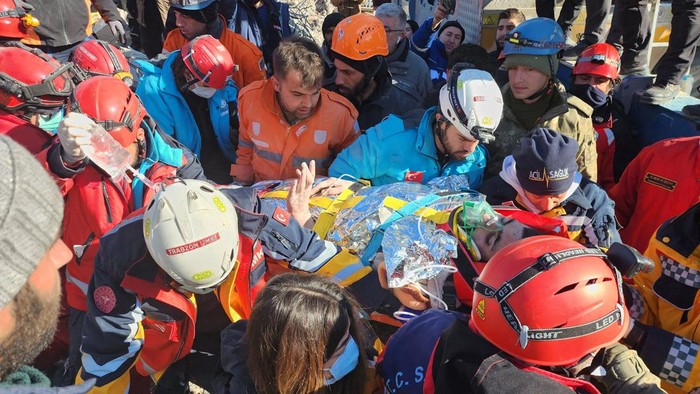 Momen Penyelamatan Korban Gempa Usai 198 Jam Tertimbun Puing Muhammed Cafer Cetin, a 18-year-old earthquake survivor, is rescued from the rubble of a building some 198 hours after last week's devastating earthquake, in Adiyaman, Turkey February 14, 2023. Ihlas News Agency (IHA) via REUTERS ATTENTION EDITORS - THIS PICTURE WAS PROVIDED BY A THIRD PARTY. NO RESALES. NO ARCHIVES. TURKEY OUT. NO COMMERCIAL OR EDITORIAL SALES IN TURKEY.