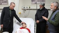 Presiden Turki Recep Tayyip Erdogan mengunjungi para korban gempa di Basaksehir Cam dan Rumah Sakit Kota Sakura di Istanbul, Turki, Senin (13/2/2023).   